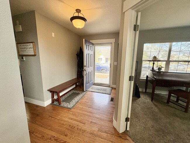 Building Photo - Stunning Home with ~4,000sqft of Living Space In a Great Location!