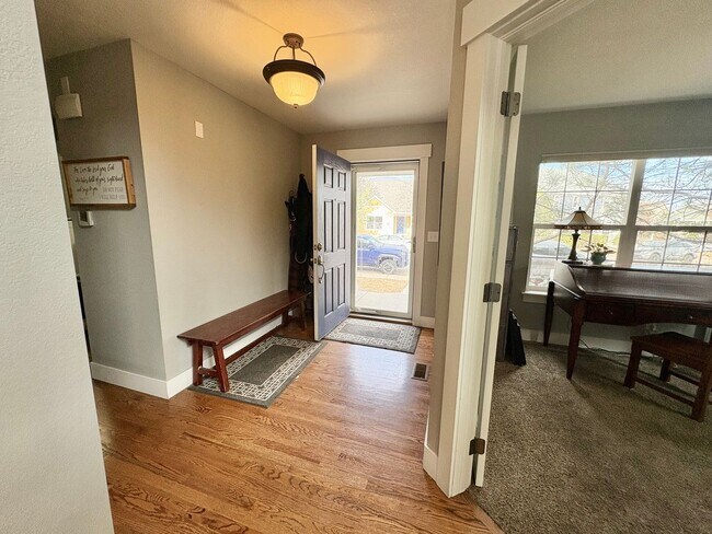 Foto del edificio - Stunning Home with ~4,000sqft of Living Space In a Great Location!