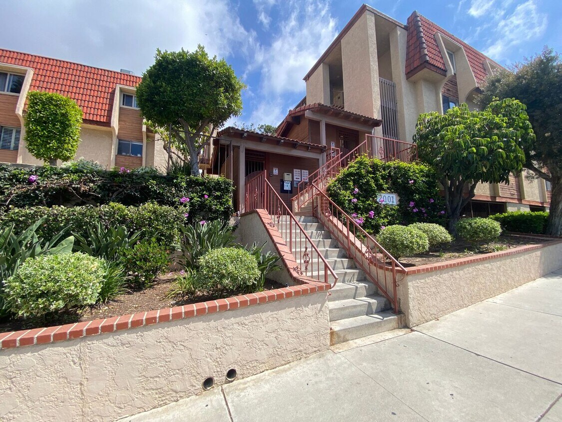 Primary Photo - Spacious 2 Bedroom Signal Hill Condo for R...
