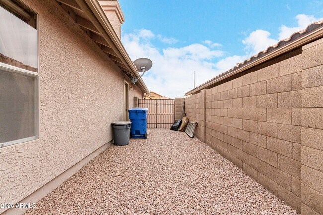 Building Photo - 1308 E Horseshoe Ave