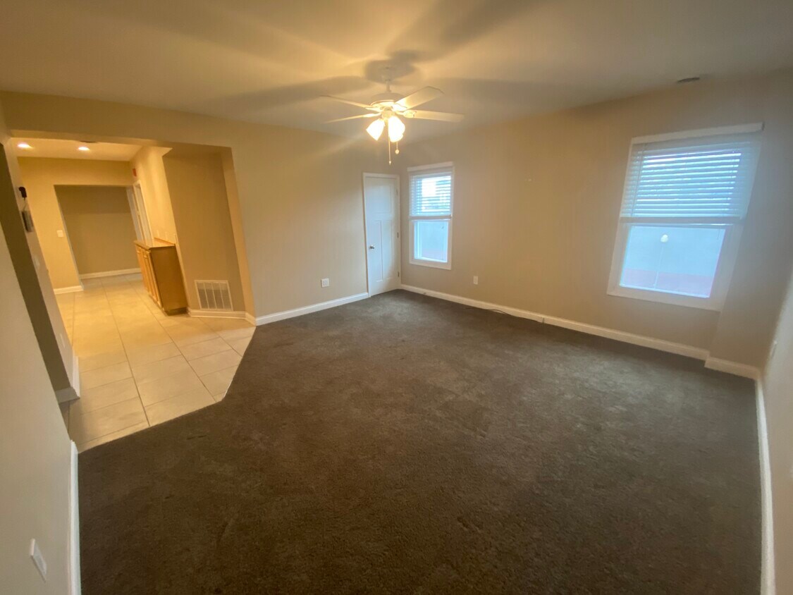 Foto principal - 415 E 3rd St
