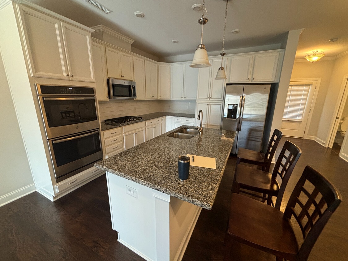 Foto principal - Room in Townhome on Farm Pond Trail