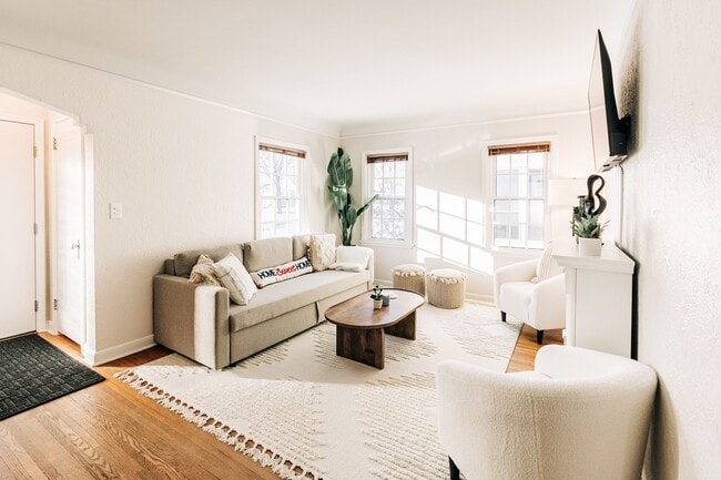 Foto del edificio - 1570 Chelsea St