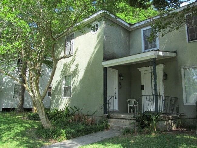 Building Photo - Fantastic 1/2 of Duplex in Desirable Garde...