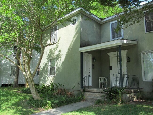Foto del edificio - Fantastic 1/2 of Duplex in Desirable Garde...