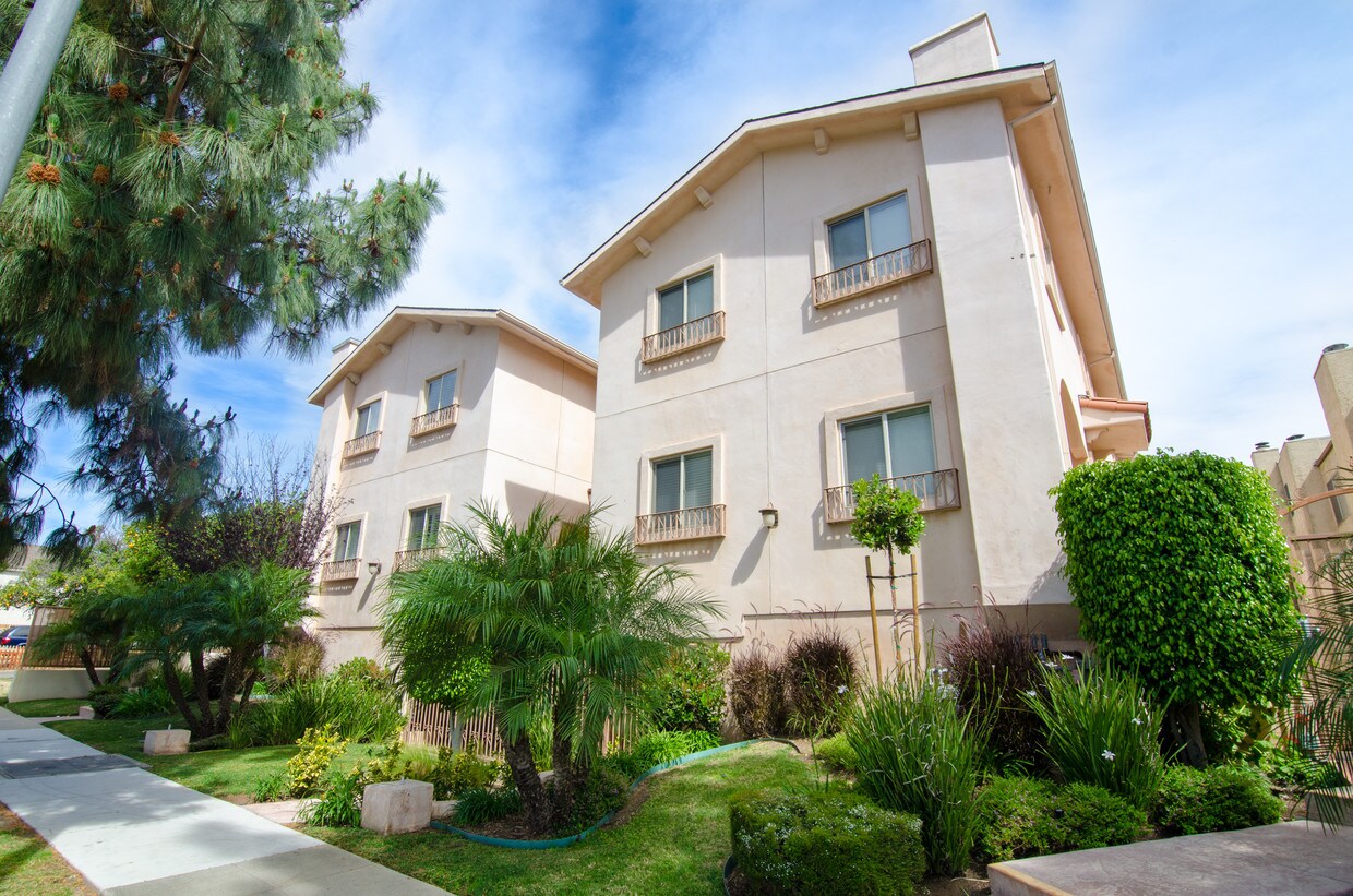 Foto principal - 17311 Chatsworth St