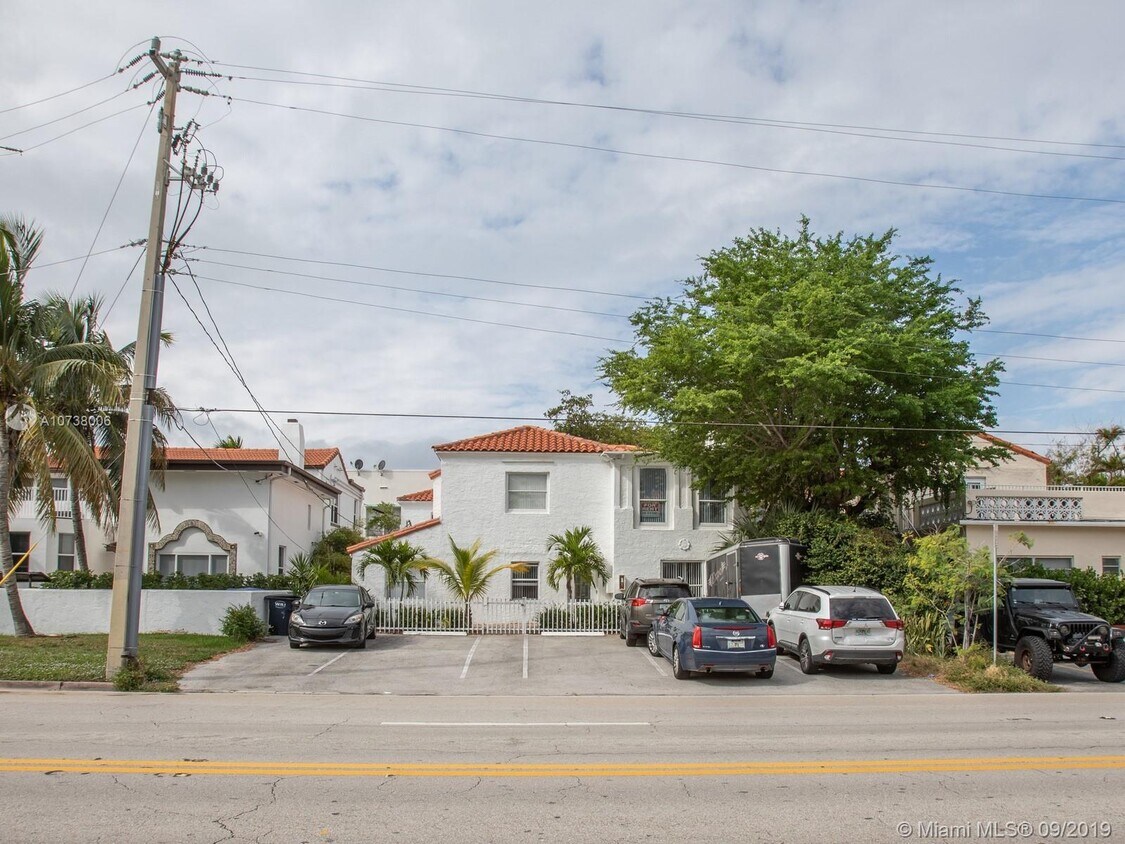 Foto del edificio - 2816 Pine Tree Dr