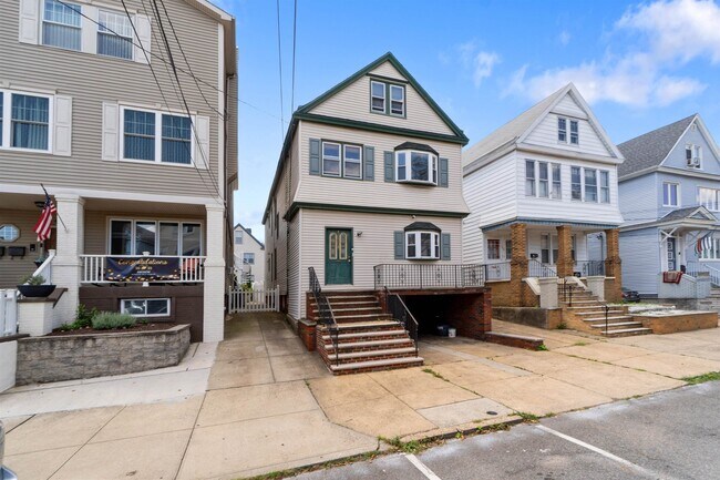 Building Photo - 154 W 9th St