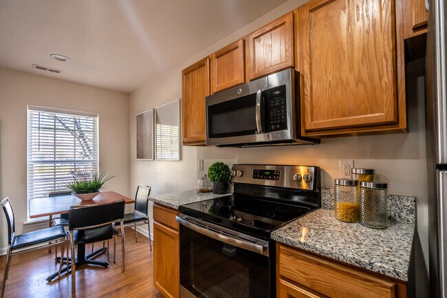 Foto del edificio - University Suites: Off-Campus Community