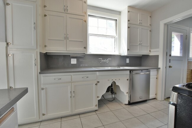 Building Photo - Charming 3 Bedroom 1 Bath Home in Prestigi...