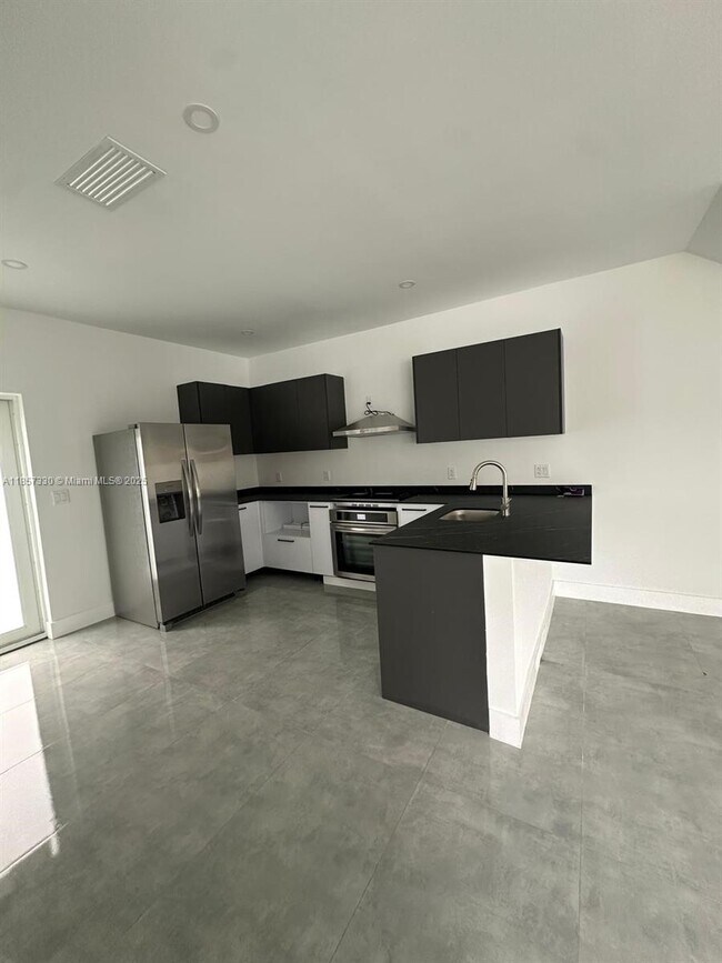 Foto del edificio - 723 NW 19th Ave