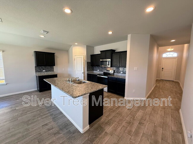 Foto del edificio - 9133 High Stirrup Ln