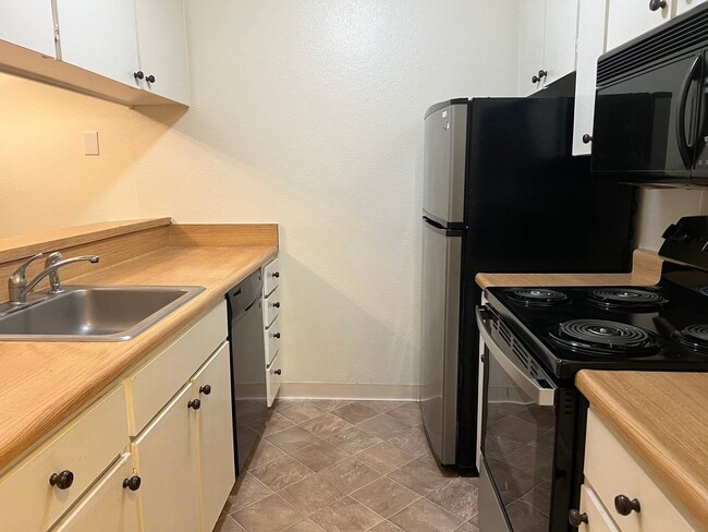 Building Photo - One bedroom one bathroom Shelter Creek Condo available now!