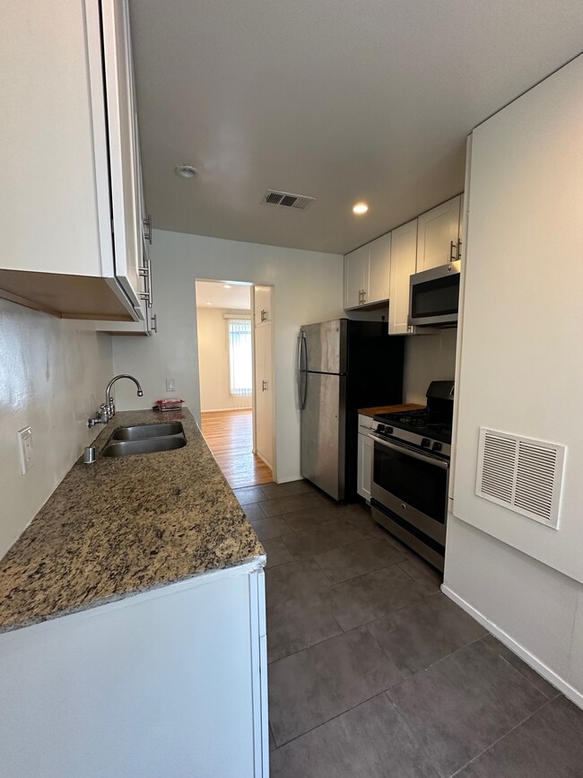 Kitchen - 1212 N Formosa Ave