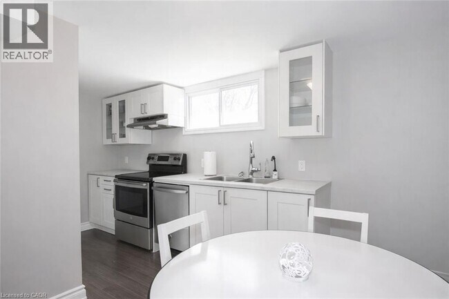 Building Photo - 17 Ridgeview Ave