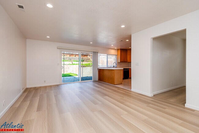 Foto del edificio - 3445 Tully Rd