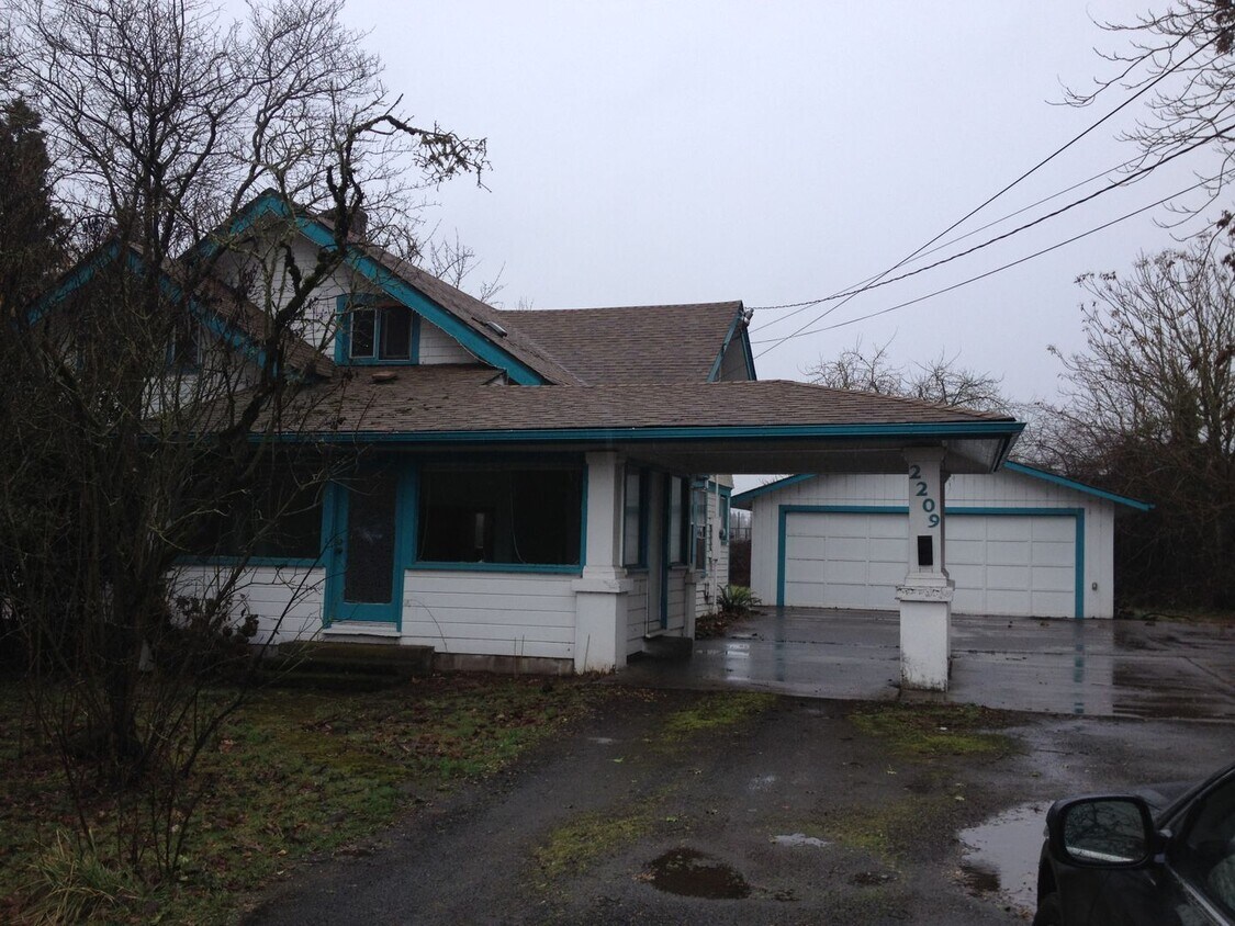 Farmhouse on huge lot - Farmhouse on huge lot