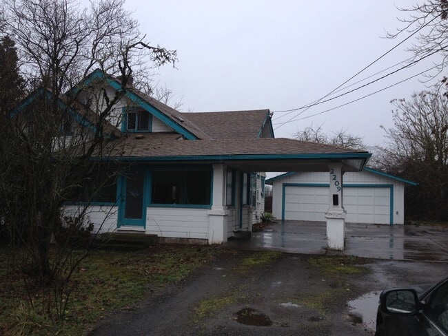 Farmhouse on huge lot - Farmhouse on huge lot