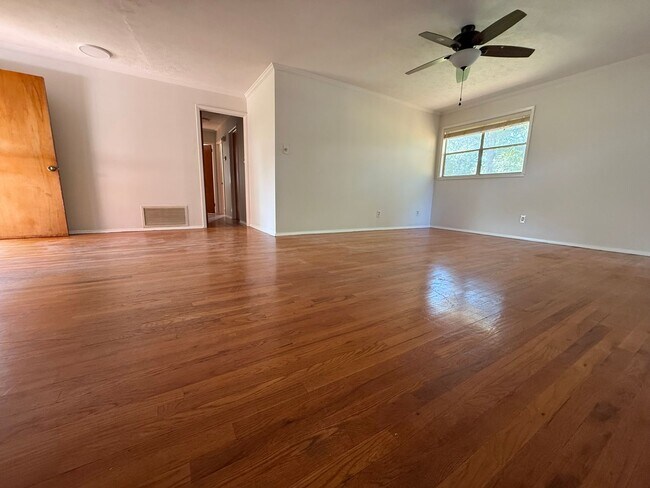 Foto del edificio - 1821 Grove Hill Ln