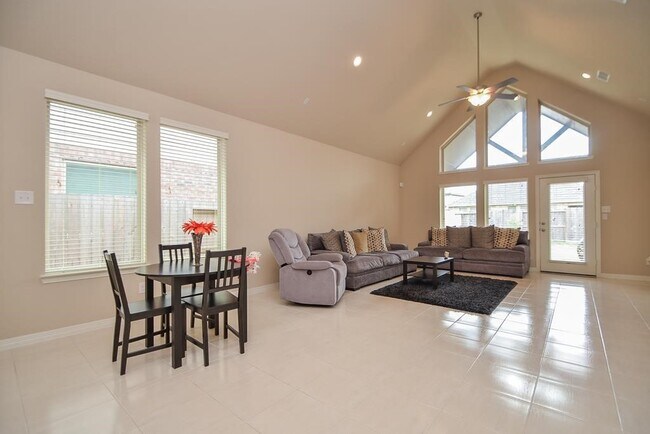 Foto del edificio - 3534 Chestnut Grove Ln