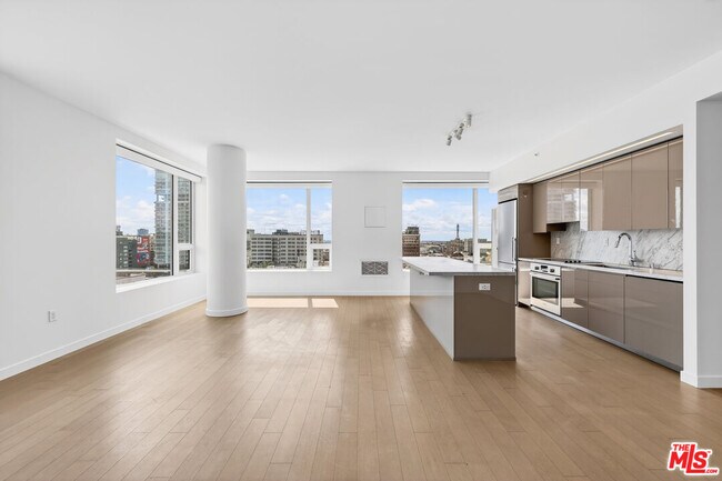 Foto del edificio - 1050 S Grand Ave
