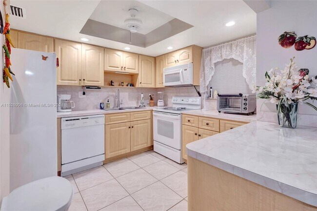 Building Photo - 9120 Fontainebleau Blvd