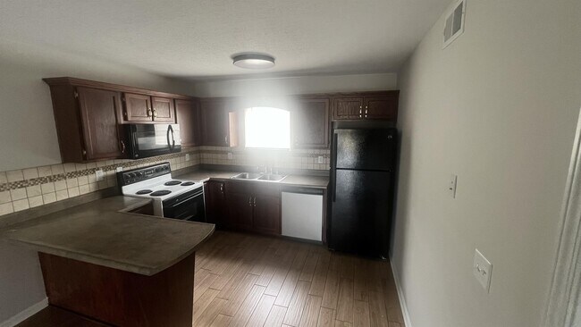Building Photo - 951 Pine Valley Dr