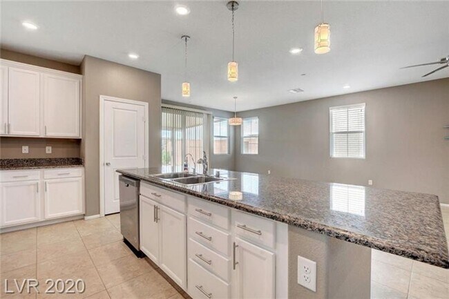 Building Photo - Beautiful home w/ 3 spacious bedrooms+den.