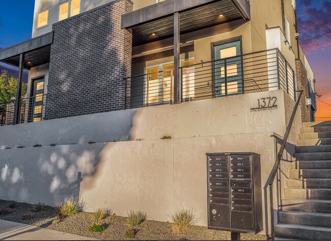 Foto del edificio - Luxurious New Townhome in South Sloan’s Lake