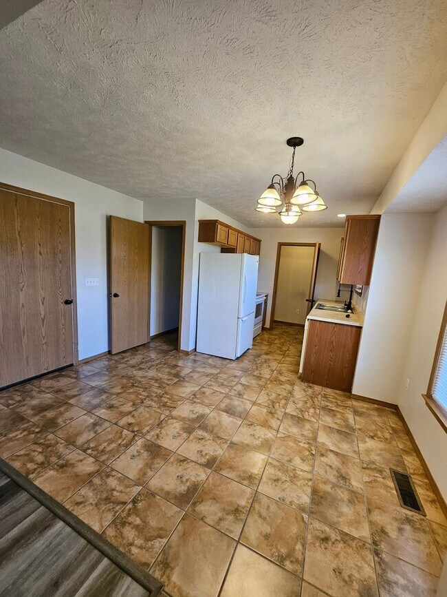 Foto del edificio - Beautiful house in the Fall Creek Subdivision! Carl Junction!