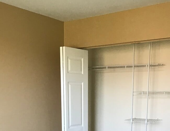 Building Photo - 1375 Rebecca Dr