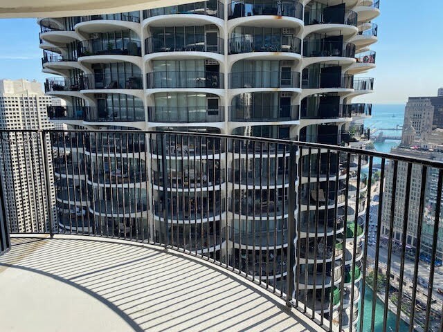 Foto del edificio - 300 N State St