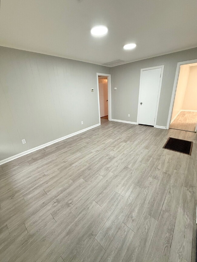 Foto del edificio - Charming 3-Bedroom Home with Bonus Room in...