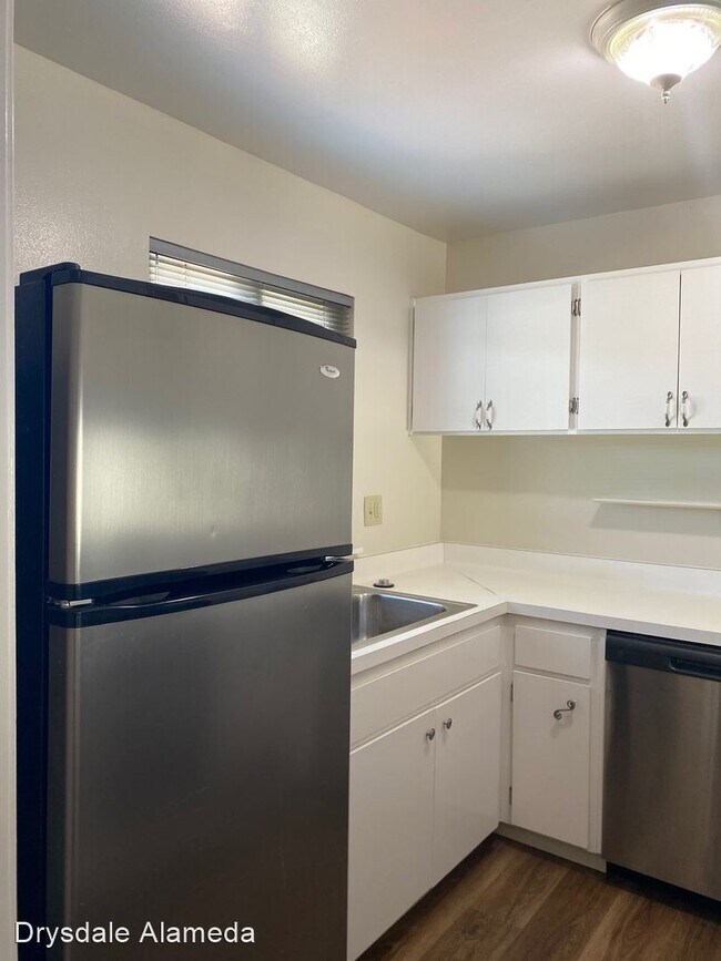 Building Photo - 3 br, 1.5 bath House - 1138 Fontana Drive