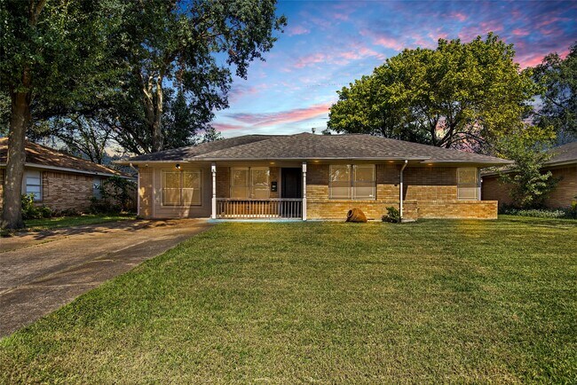 Building Photo - 2106 Stonecrest Dr