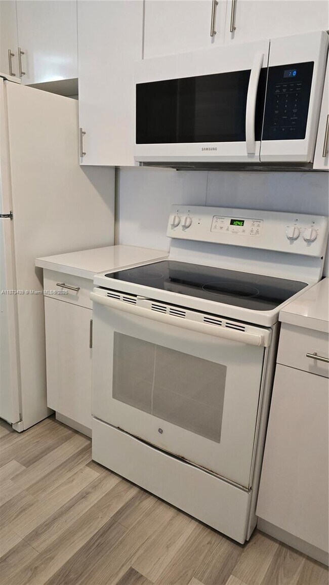 Foto del edificio - 14820 Naranja Lakes Blvd