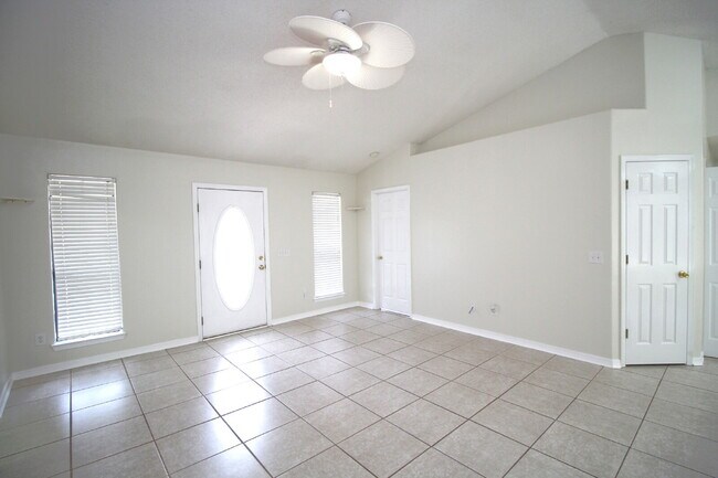 Foto del edificio - 3BR/2BA North Pensacola Brick Home with Bonus Room, Vaulted Ceilings & Privacy-Fenced Backyard Ne...