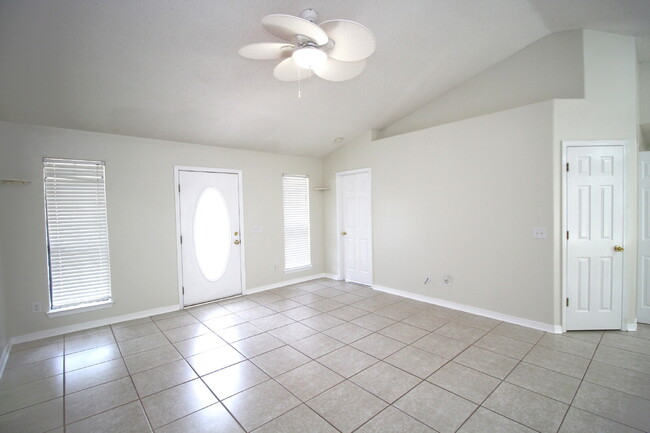 Foto del edificio - Spacious 3BD/2BA Brick Home Near UWF with ...