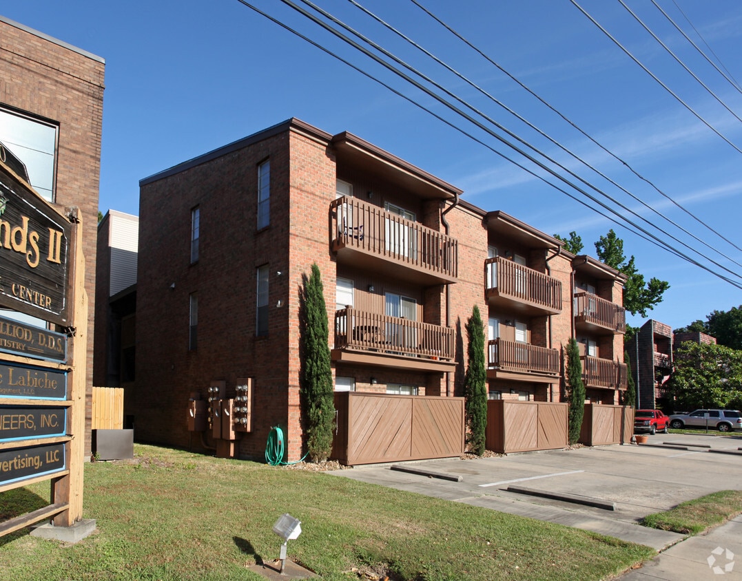 Building Photo - 2038 Dickory Ave