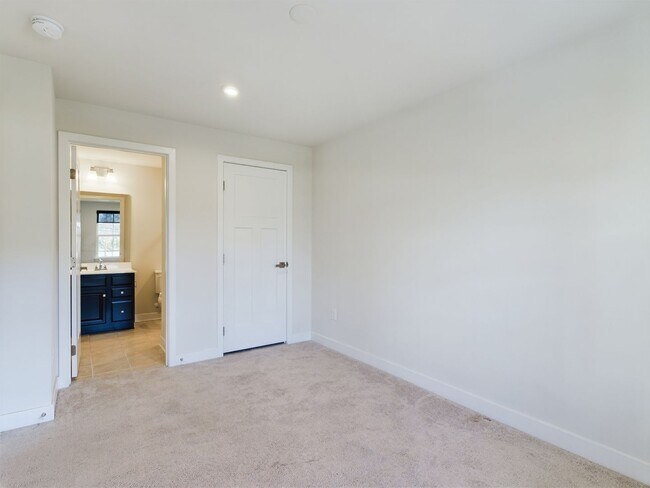 Foto del edificio - Huge 4 Bedroom 3.5 Bath Townhome in Midlot...