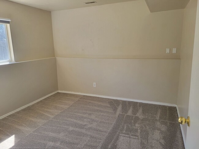Building Photo - Single Family 3 bedroom, 1 bathroom - Avai...