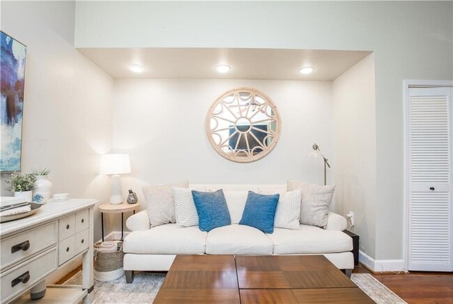 Building Photo - 952 Myrtle St NE