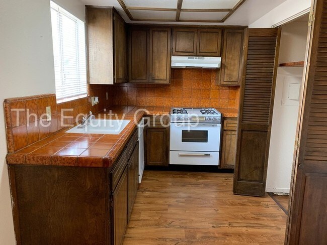 Building Photo - Two story Town Home available in Tulare!