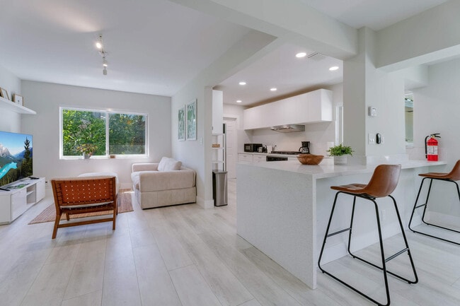 Building Photo - 819 Hollywood Blvd