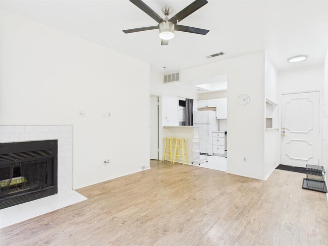 Building Photo - 806 W 24th St