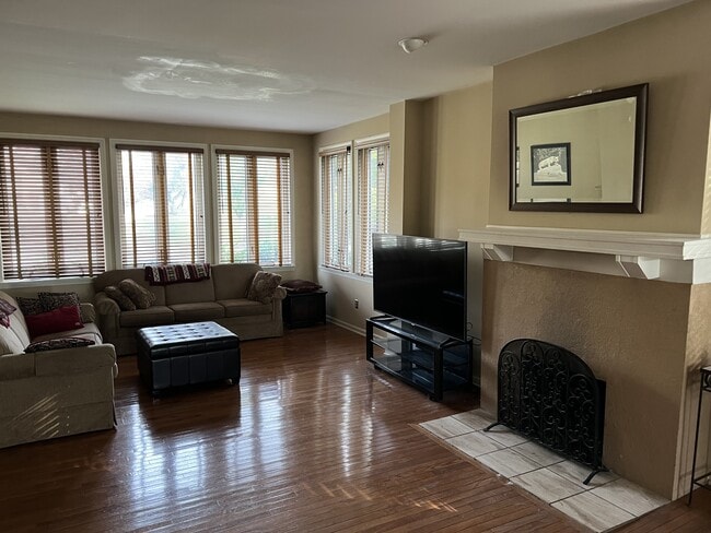 Photo - 6422 Monitor St House