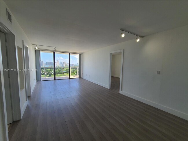 Foto del edificio - 3625 N Country Club Dr