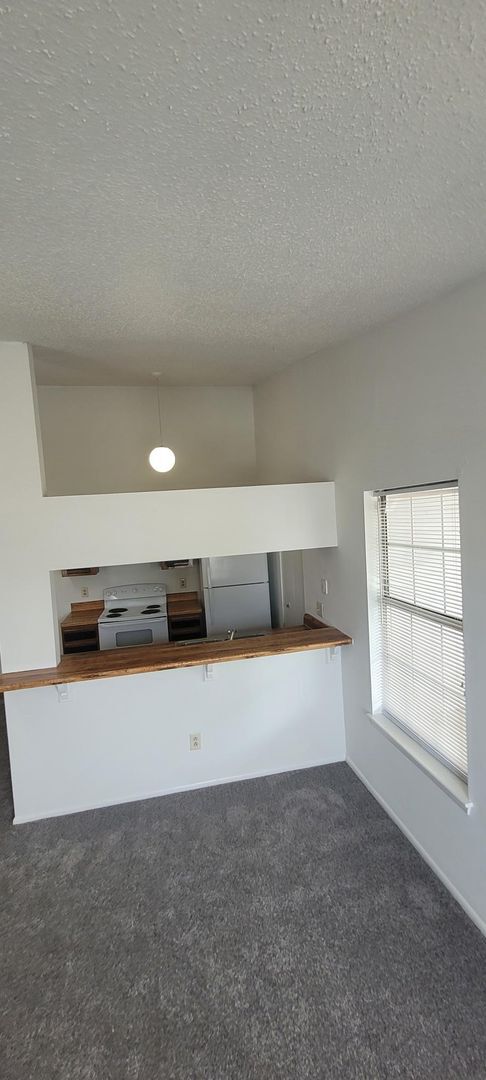 Building Photo - Great condo in Newpoint Condominiums