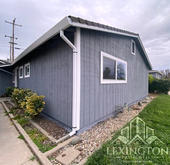 Foto del edificio - Beautifully Remodeled, Single-story, 3BD/2BA Home in Rio Linda near Babe Best Park!