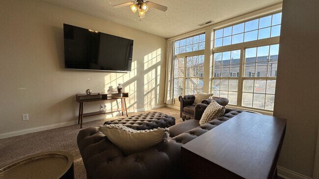 Foto del edificio - Amazing Location - Downtown Modern Living: 4 Bed 4 Bath!